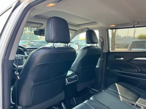 Used 2017 Toyota Highlander XLE w/ Carpet Mat Package AWD/4WD image 13