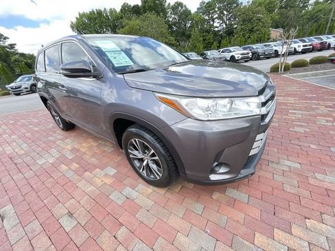 Used 2018 Toyota Highlander LE FWD image 38