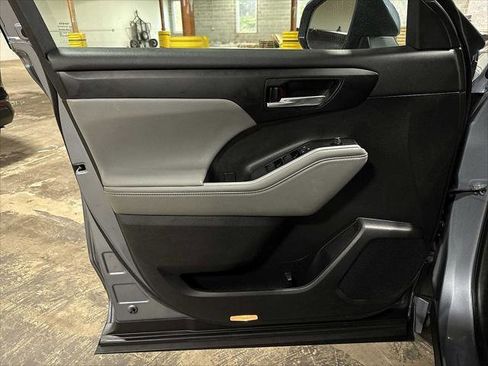 Certified 2022 Toyota Highlander XLE image 31