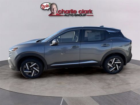 Used 2025 Nissan Kicks SV image 3