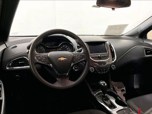 Used 2017 Chevrolet Cruze LT w/ Convenience Package FWD image 2