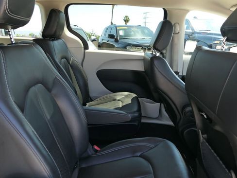 Used 2022 Chrysler Pacifica Touring-L FWD image 23