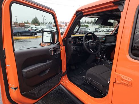 Used 2025 Jeep Gladiator Mojave w/ Convenience Group AWD/4WD image 10