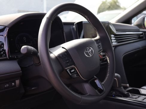 Used 2026 Toyota Camry Hybrid FWD image 21
