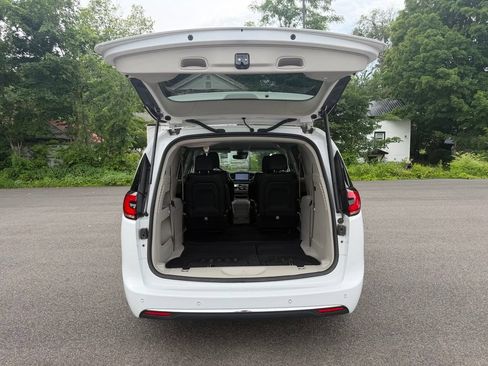 Used 2024 Chrysler Pacifica Touring-L FWD image 7