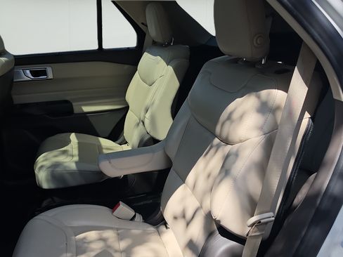 Used 2020 Ford Explorer Platinum w/ Premium Technology Package AWD/4WD image 20