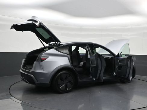 Used 2026 Tesla Model Y 2WD image 30
