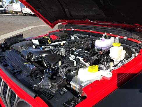 New 2025 Jeep Gladiator Rubicon w/ Technology Group image 20