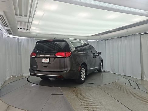 Used 2019 Chrysler Pacifica Touring-L FWD image 6