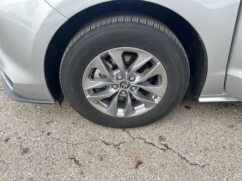 Certified 2024 Toyota Sienna LE image 28