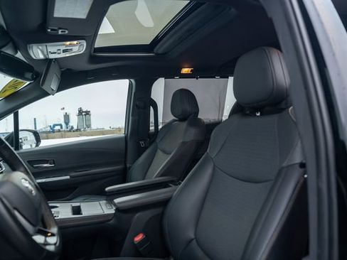 Used 2022 Toyota Sienna XLE Woodland Edition image 15