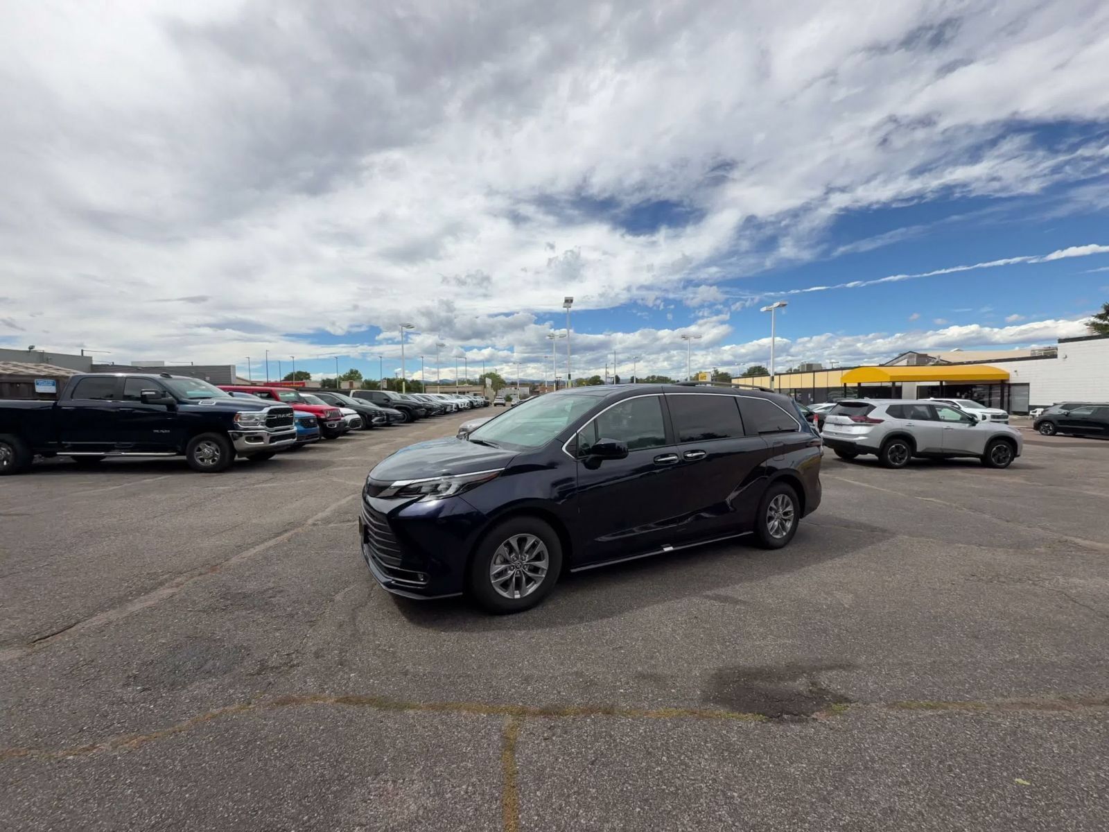 Used 2025 Toyota Sienna XLE FWD image 8