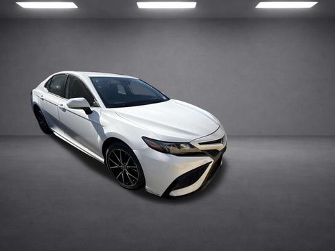 Used 2024 Toyota Camry SE FWD image 6