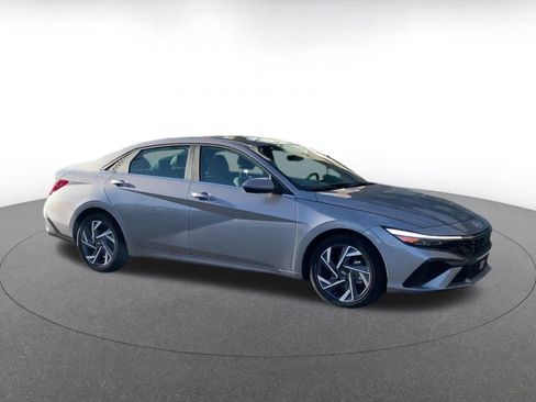 Used 2025 Hyundai Elantra SEL image 2