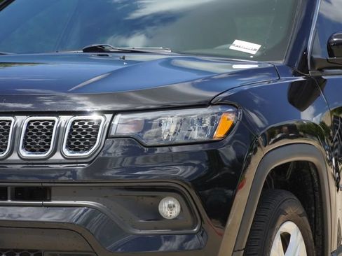 Used 2023 Jeep Compass Latitude AWD/4WD image 4