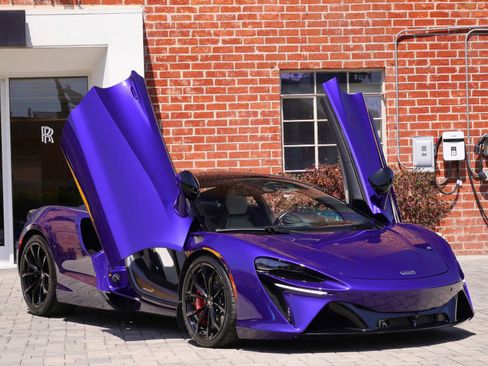 Used 2023 McLaren Artura RWD image 18
