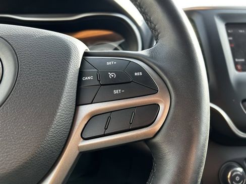 Used 2019 Jeep Cherokee Latitude w/ Cold Weather Group image 31