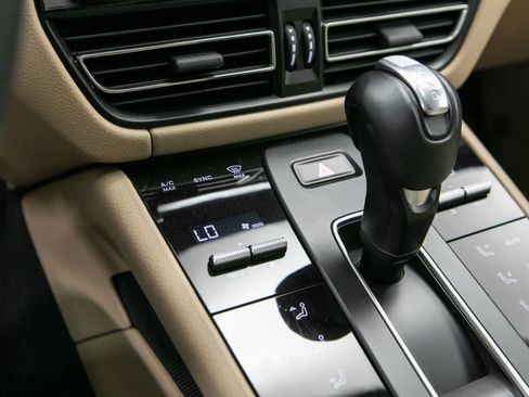 Certified 2024 Porsche Macan AWD/4WD image 28