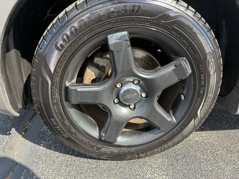 Used 2007 Pontiac Vibe w/ Sun And Sound Package FWD image 23