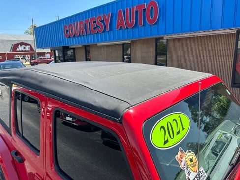 Used 2021 Jeep Wrangler Unlimited Sahara w/ Cold Weather Group AWD/4WD image 16