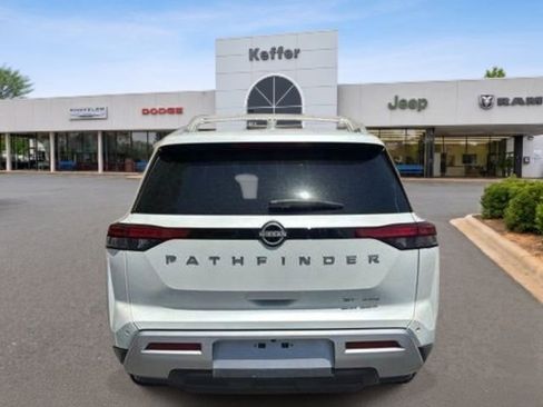 Used 2024 Nissan Pathfinder SL AWD/4WD image 4