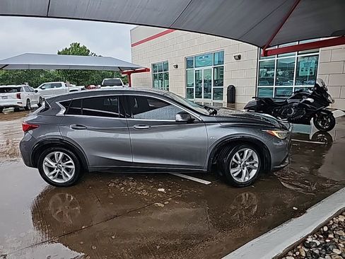 Used 2018 INFINITI QX30 FWD image 2