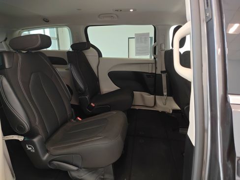 Used 2023 Chrysler Voyager LX FWD image 17