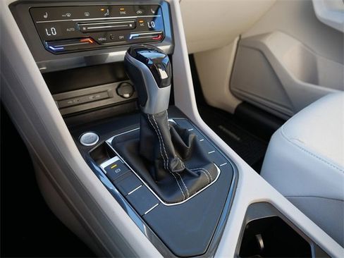 Certified 2022 Volkswagen Tiguan SE image 32