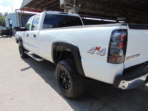 Used 2004 GMC Sierra 2500 SLT w/ Heavy-Duty Power Package AWD/4WD image 9