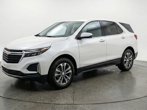 Used 2025 Chevrolet Equinox LT image 3