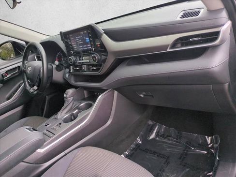Used 2021 Toyota Highlander LE FWD image 21