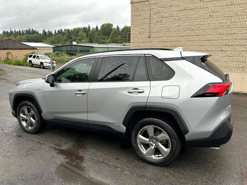 Used 2021 Toyota RAV4 XLE Premium image 7