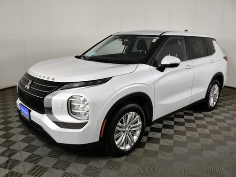 Used 2024 Mitsubishi Outlander ES AWD/4WD image 10