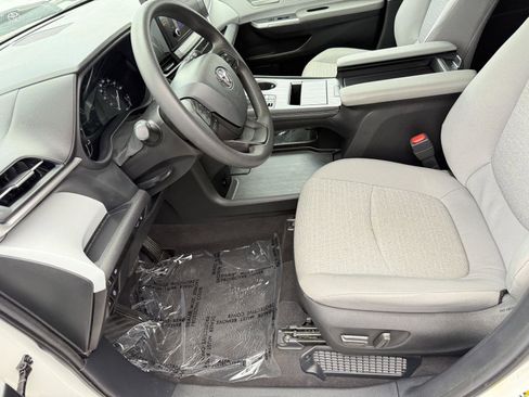 Used 2025 Toyota Sienna LE FWD image 10