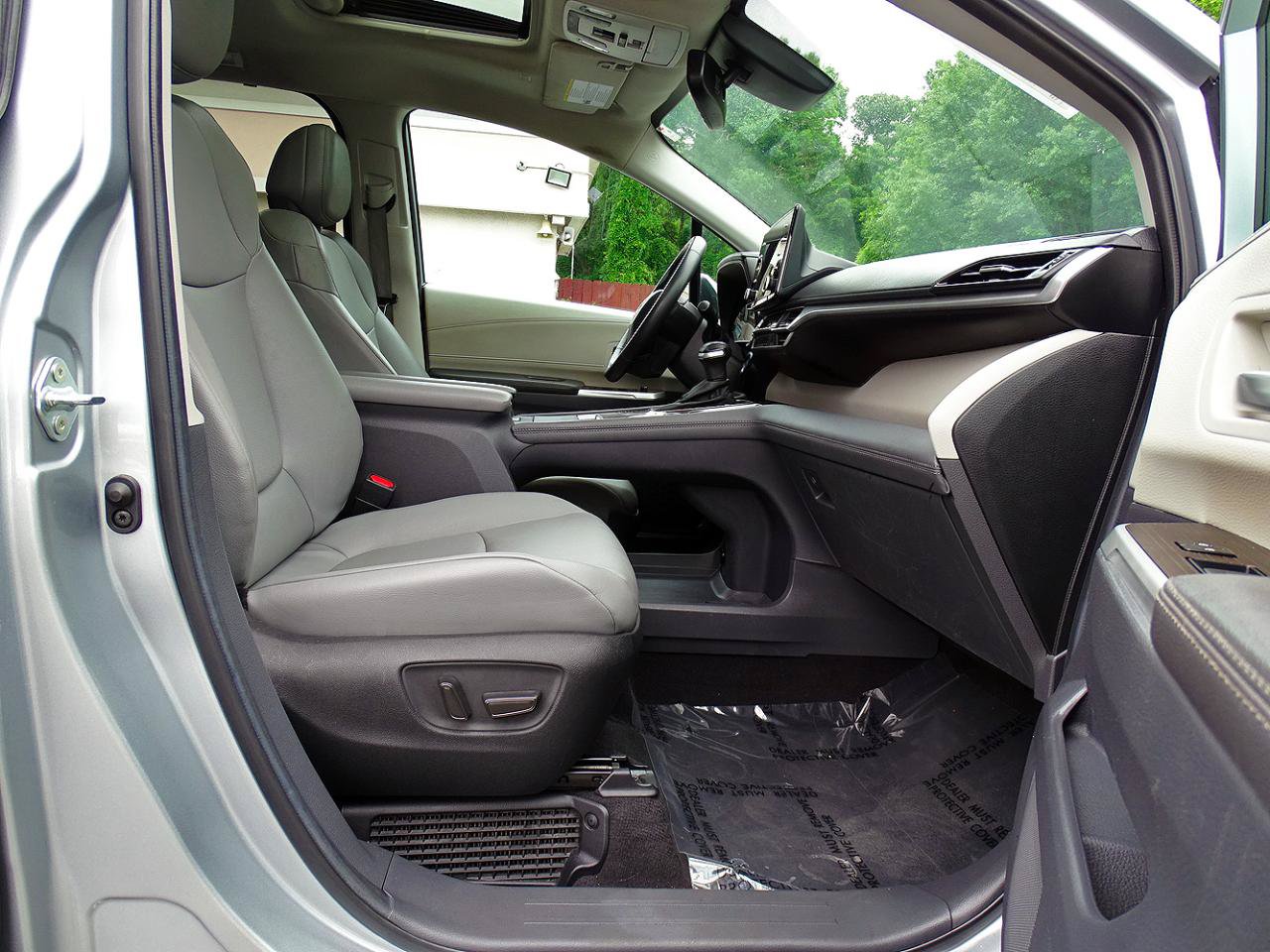 Used 2024 Toyota Sienna XLE FWD image 29
