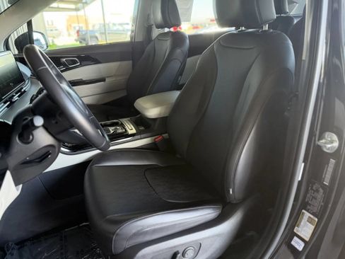 Used 2024 Kia Carnival EX FWD image 15
