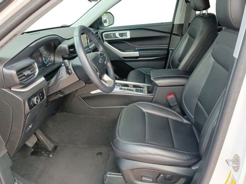 Used 2024 Ford Explorer XLT w/ Equipment Group 202A RWD image 19