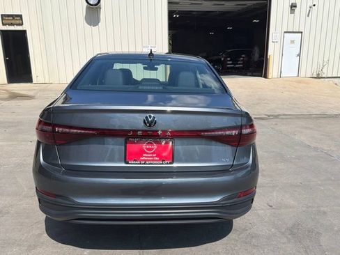 Used 2025 Volkswagen Jetta SE FWD image 4