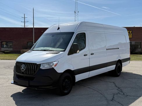 Used 2021 Mercedes-Benz Sprinter 4500 image 3