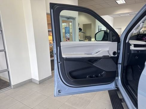 Used 2025 Lincoln Navigator Reserve AWD/4WD image 11