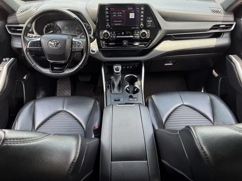 Used 2021 Toyota Highlander XSE FWD image 11