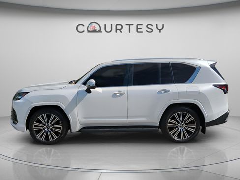 Used 2024 Lexus LX 600 4WD w/ Luxury Package image 4