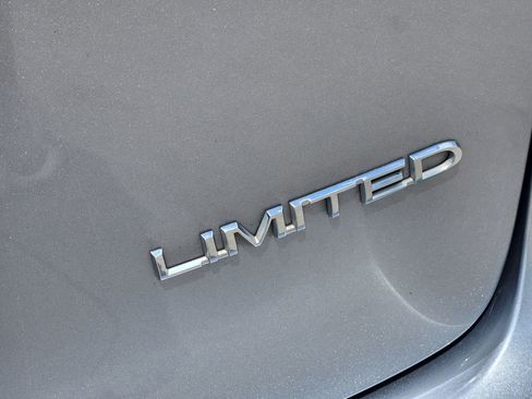Used 2019 Chrysler Pacifica Limited w/ Tire & Wheel Group FWD image 13