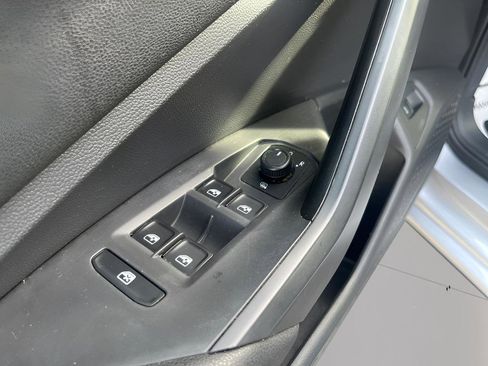 Used 2019 Volkswagen Jetta SE w/ Cold Weather Package image 19