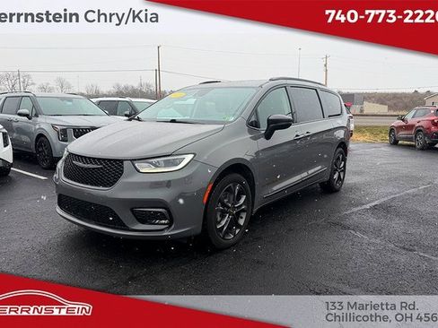 Used 2023 Chrysler Pacifica Touring-L w/ Road Tripper Package image 3