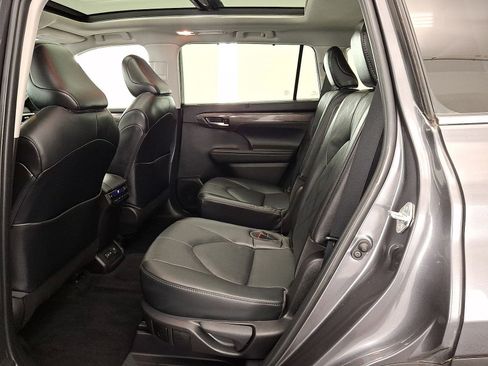 Used 2022 Toyota Highlander Platinum AWD/4WD image 12