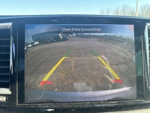 Used 2023 Chrysler Pacifica Touring-L image 7