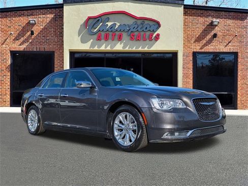 Used 2017 Chrysler 300 C image 1