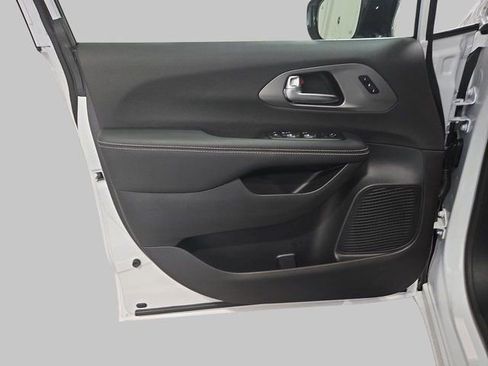 New 2026 Chrysler Pacifica Select AWD/4WD image 29