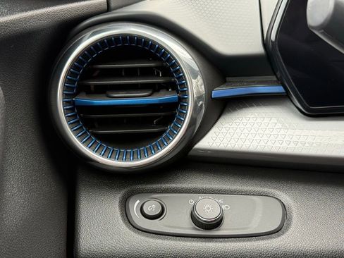 Used 2025 Chevrolet Trax LT w/ LT Convenience Package image 10